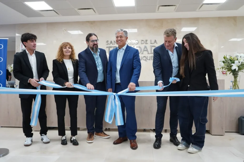 El Dr. Julio Fraomeni en la inauguración del nuevo Sanatorio de la Trinidad Neuquén